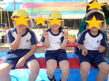 幼小合同運動会開始前のテントの中での子ども