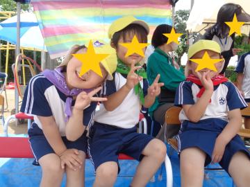 フラッグの準備をしている子ども達