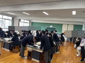 理科室における授業参観での生徒の様子