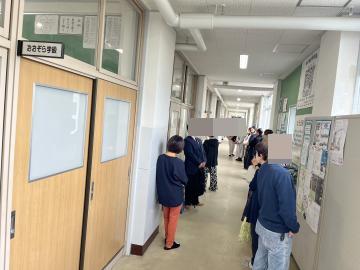 授業参観日の廊下での参加者の様子
