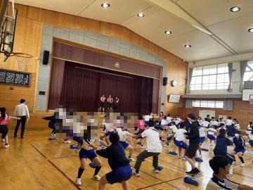 体育館でストレッチをする生徒の様子