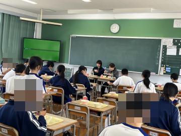 教室で選手と生徒が給食を喫食する様子