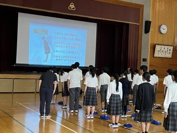 体育館で礼の作法を学ぶ生徒の様子