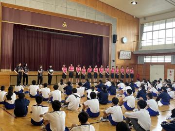体育館で挨拶する姫路ヴィクトリーナの選手とスタッフの様子