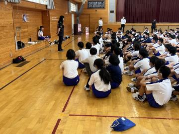 体育館で通訳の方から英語を学ぶ生徒の様子