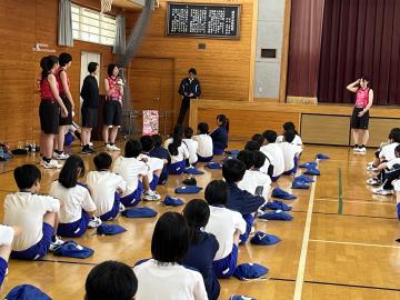 体育館で選手が生徒からの質問に答える様子