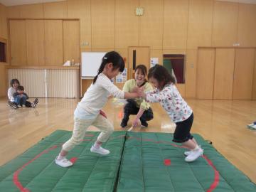 相撲をとっているところ