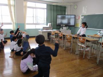 教室内で児童がたてわり班に分かれて遊んでいる様子