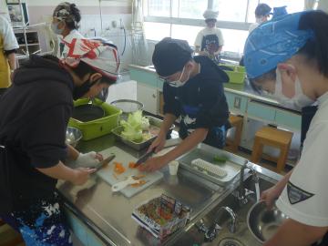 家庭科室で6年生が調理実習をしている様子