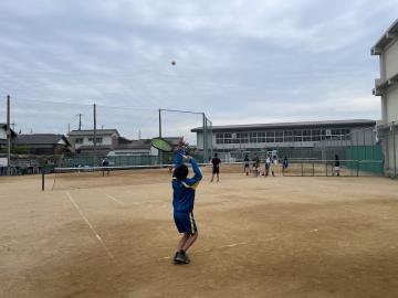 部員がサーブをしている様子
