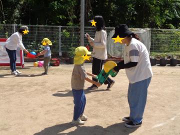 親子で息を合わせてゼッケンでボールをキャッチする