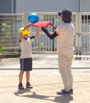 親子でゼッケンの上でボールをキャッチする