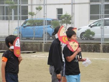 校庭で司会担当の子供が進行する様子