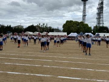 中学年がポンポンを持ってダンスをおどっている
