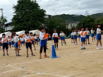 低学年がダンスをおどっている