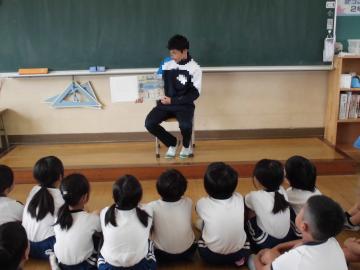 読み聞かせをしているところ