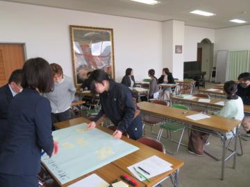 つけたい力を書いた付箋をはる先生