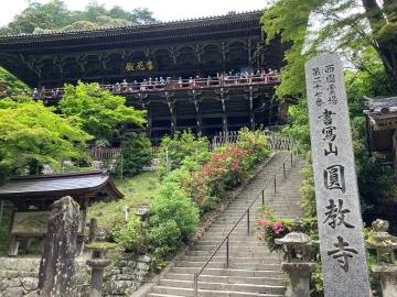摩尼殿から景色をみているようす