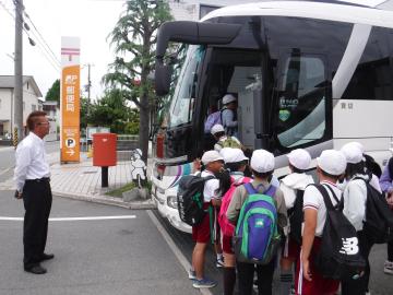 バスに乗る様子