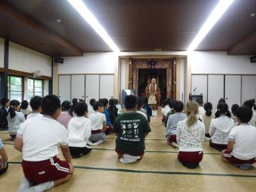 住職から話を聴く様子