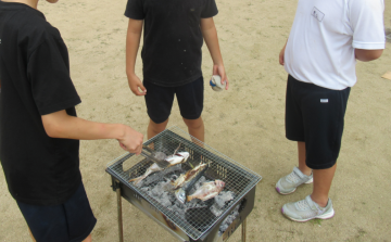 魚を焼くこどもたち