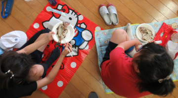 食事をしている子どもたち