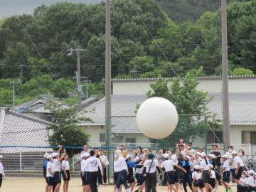 白組は大玉を送っている様子