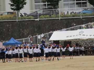 全員が集まって手を挙げて踊っています