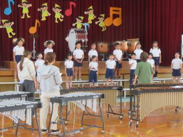 3年生が体育館で合唱指導をうける様子その1その2