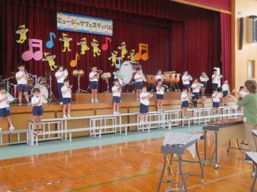 1年生が体育館で合唱指導をうける様子その1