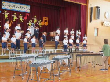 5年生が体育館で合唱指導をうける様子その1