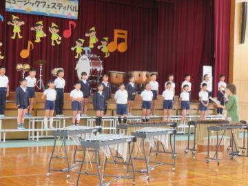 4年生が体育館で合唱指導をうける様子