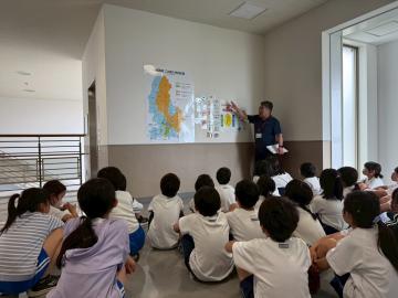 4年生が姫路市のごみが地区ごとにどのごみ処理場に運ばれるのかを聞いている