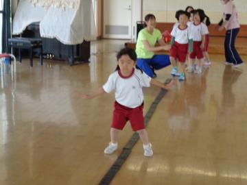 幼児がリズムジャンプをしているところ