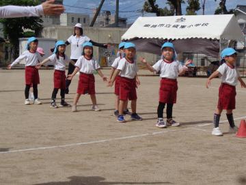 幼児がラジオ体操をしているところ