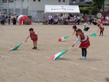 幼児がフラッグで表現演技をしているところ
