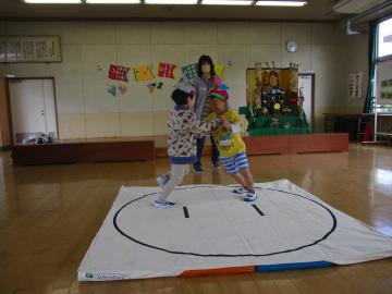 幼児がお相撲をしているところ