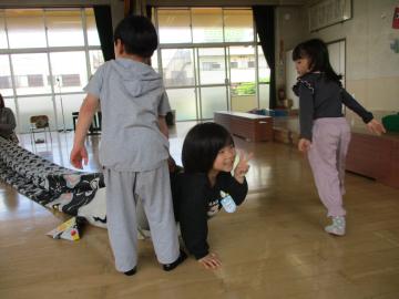 幼児がこいのぼりで遊んでいるところ