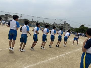 生徒が大縄の練習をしているようす