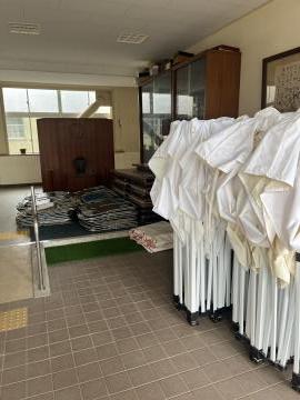 当日の朝にイス・机を出す準備