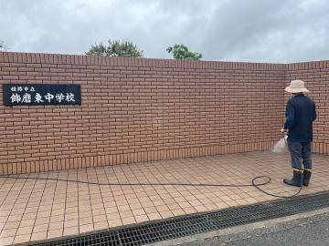 用務員の方が環境整備をする様子