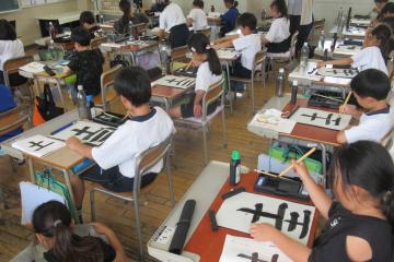 書道に取り組んでいる様子