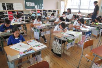 色鉛筆を活用して色分けしている様子