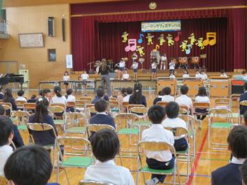 3年生が合奏するようす