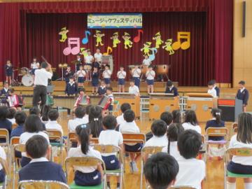 5年生が演奏するようす
