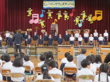 4年生がうたうようす