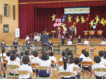 4年生が演奏するようす