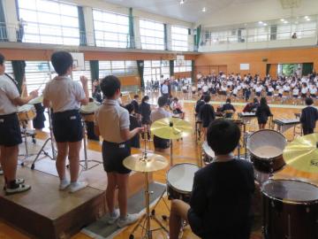 全校生のために演奏する6年生