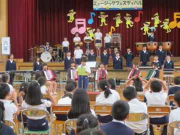 おわりのことばをいう6年生