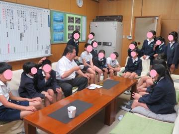 濵野先生を囲んで歌の練習をする6年生